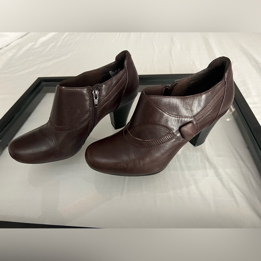 Clarks Brown Leather Booties 2.5 in heel sz 8